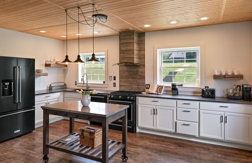 Newnan Otro | PRIVATE Gated Retreat with Swimming Pool, Fishing, Views, & Nature Near Atlanta