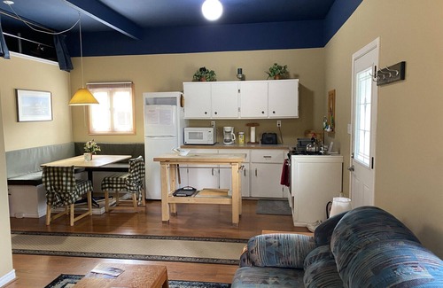 Okanagan-Similkameen Cabina | Private Getaway by a Creek on 20 acres