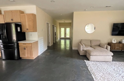 Etta Casa | Private Getaway on 2.5 Acres Family & Pet Friendly!