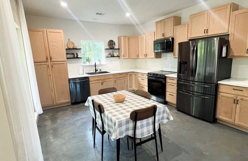 Etta Casa | Private Getaway on 2.5 Acres Family & Pet Friendly!