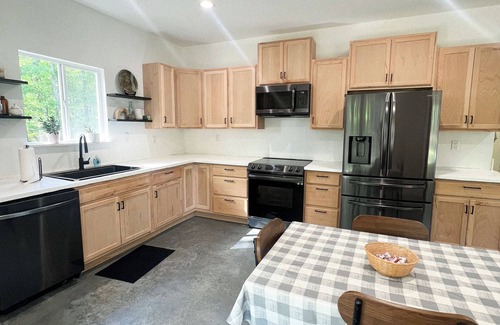 Etta Casa | Private Getaway on 2.5 Acres Family & Pet Friendly!