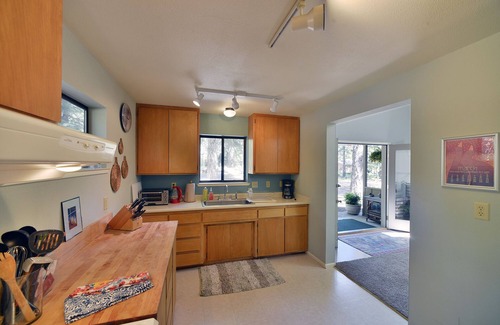 Mount Shasta Casa | Escapada privada en Hermoso arbolado de 2 hectáreas con casa moderna cerca del centro