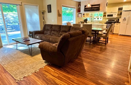 Tamarack Casa | 5Mins To Lake Cascade & Tamarack, Secluded Home with Hot Tub, Dog Friendly