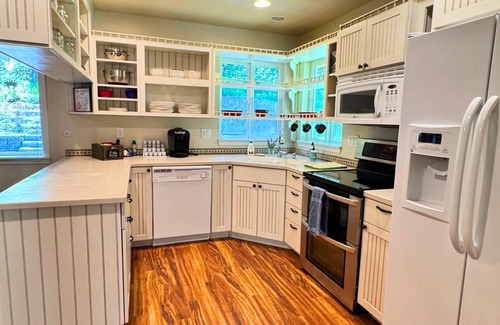 Tamarack Casa | 5Mins To Lake Cascade & Tamarack, Secluded Home with Hot Tub, Dog Friendly