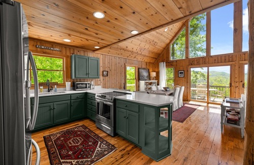 Clayton Cabina | Private Getaway with Views! 8 mins to Lake Burton! Tallulah River 1 mile away!