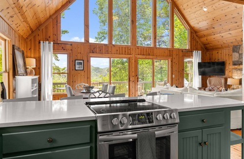 Clayton Cabina | Private Getaway with Views! 8 mins to Lake Burton! Tallulah River 1 mile away!