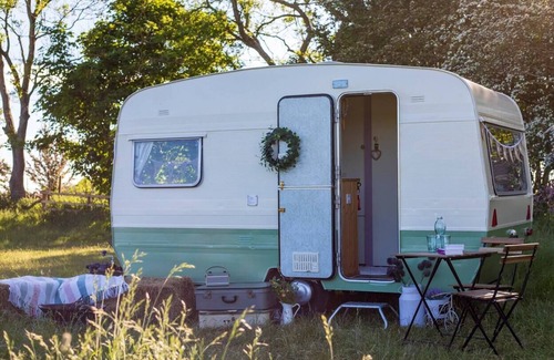 Morpeth Cabina | Private glamping in a vintage caravan & bell tent