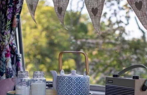 Morpeth Cabina | Private glamping in a vintage caravan & bell tent