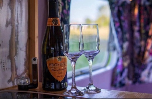Morpeth Cabina | Private glamping in a vintage caravan & bell tent