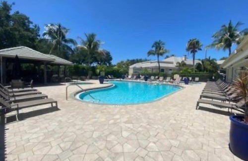 Naples Apartamento | Private Golf Course Condo, Club Membership Available!