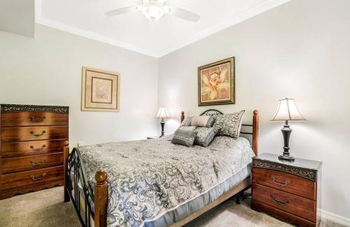 Naples Apartamento | Private Golf Course Condo, Club Membership Available!