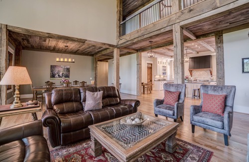 Mill Spring Casa | Hermosa casa de montaña moderna con impresionantes vistas en 190 acres privados