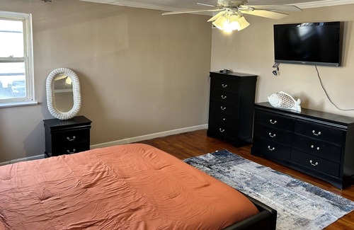 Constable Hook Casa | Private guest house near NYC with food voucher and parking