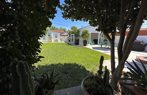 Burbank Casa | Habitación Privada Para Un Huésped Con Su Propio Baño y Patio