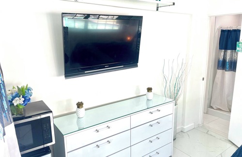 South Corals Casa | Min to Beaches and Wilton Drive - Guest Suite with private entrance & bathroom