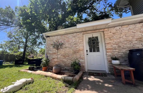 East MLK Casa | Private Guest Suite - Close to ACL, Airport, Downtown!