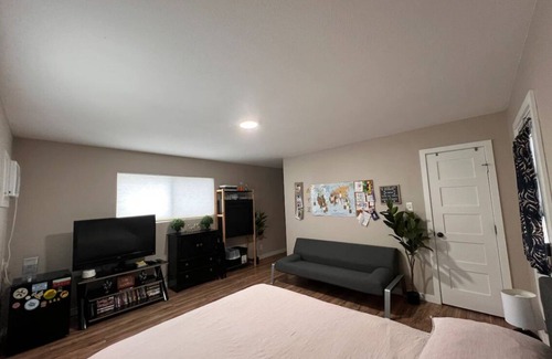 East MLK Casa | Private Guest Suite - Close to ACL, Airport, Downtown!