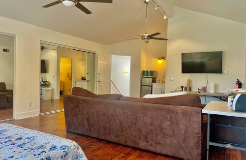 Tarzana Apartamento | Private guest-suite with separate entrance