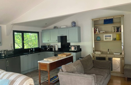 Runnymede Apartamento | Private Guesthouse, with garden views and jacuzzi