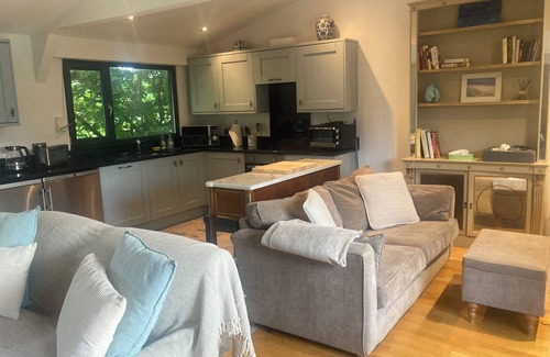 Runnymede Apartamento | Private Guesthouse, with garden views and jacuzzi