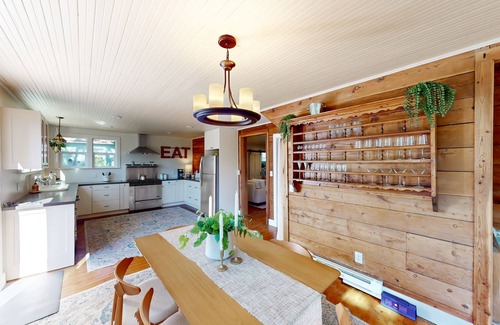 Graton Casa | Private half-acre near wineries with large deck & bohemian feel - dog-friendly
