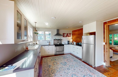 Graton Casa | Private half-acre near wineries with large deck & bohemian feel - dog-friendly