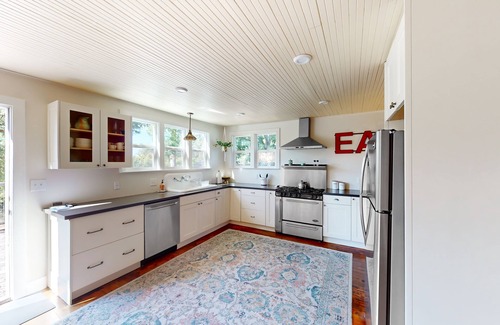 Graton Casa | Private half-acre near wineries with large deck & bohemian feel - dog-friendly