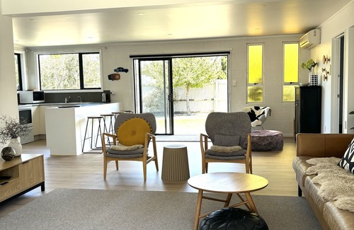 Clyde Casa | Trendy Black Bach y piscina al aire libre