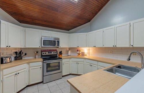 Riverbend of Camino Real Casa | Hermosa casa en verde, zona tranquila con piscina y jacuzzi