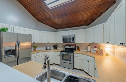 Riverbend of Camino Real Casa | Hermosa casa en verde, zona tranquila con piscina y jacuzzi