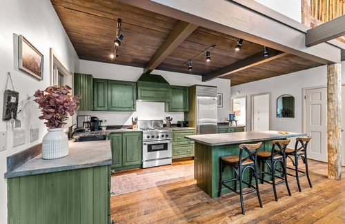 Ellicottville Chalet De Esquí | ★ Private Hideaway w/Hot Tub & Fireplace- Stylish & Serene - Hike from Cabin! ★