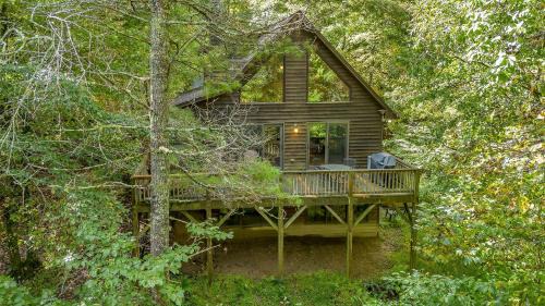 West Jefferson Casa | Private Hike to the New River - Hot Tub, Fire Pit, and Foosball