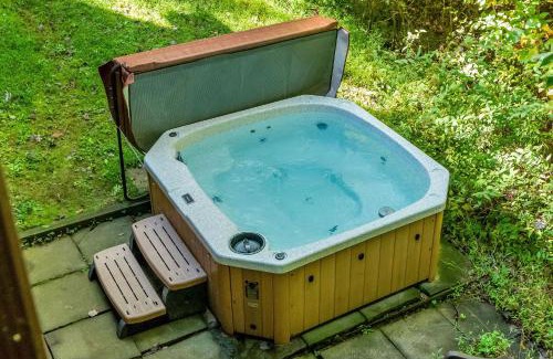 West Jefferson Casa | Private Hike to the New River - Hot Tub, Fire Pit, and Foosball