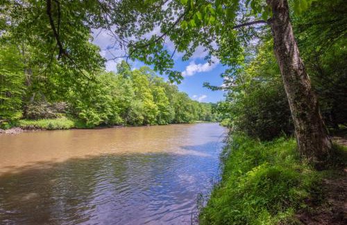 West Jefferson Casa | Private Hike to the New River - Hot Tub, Fire Pit, and Foosball