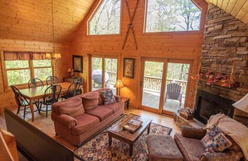 West Jefferson Casa | Private Hike to the New River - Hot Tub, Fire Pit, and Foosball