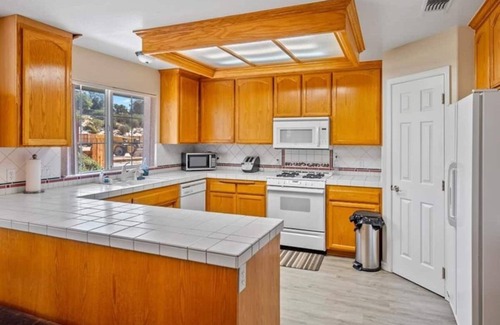 Atascadero Casa | Private Hilltop Family Resort - Sleeps 25+