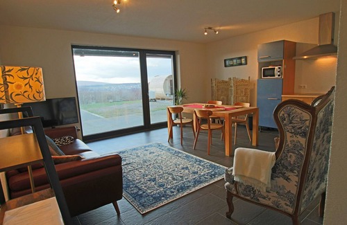 Bruschied Apartamento | Apartamento privado de vacaciones en Hunsrück con una maravillosa vista al valle y sauna de cedro