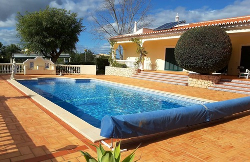 Portimao Casa | Villa privada de vacaciones m. Piscina de 10x5 m (calentable), 2 dormitorios (baño en suite)