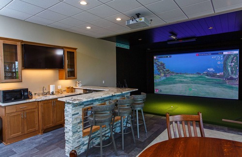 Sturgeon Bay Cabina | Private home on cliff-water views and golf simulator