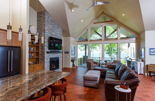 Sturgeon Bay Cabina | Private home on cliff-water views and golf simulator