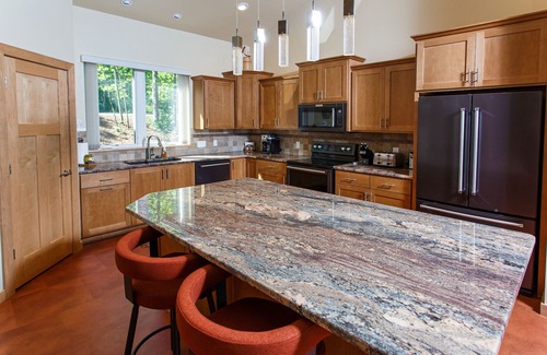 Sturgeon Bay Cabina | Private home on cliff-water views and golf simulator