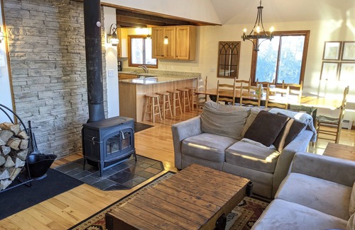 Ludlow Casa | HOT TUB + FIRE PIT -Walk to Okemo Base Lodge & Lifts. Reserva esta en casa de montaña