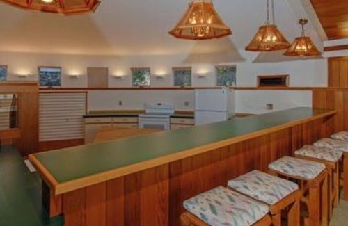 Gilford Casa | Uno de los tipos: perfecto para la diversión de verano, el follaje de otoño y la casa de esquí para el invierno