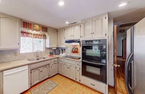 Jamestown Casa | Private home with peek-a-boo Yosemite views - near outdoor recreation