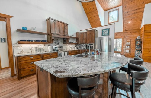 Pearcy Cabina | Private Hot Springs Cabin on Pond w/ Game Room!