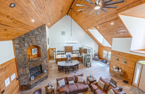 Pearcy Cabina | Private Hot Springs Cabin on Pond w/ Game Room!