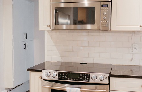 Saskatoon Downtown Casa | Private Hot Tub 3Bd, 5 min Walk to Broadway & Downtown