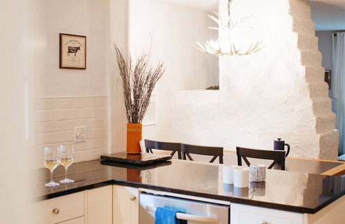 Saskatoon Downtown Casa | Private Hot Tub 3Bd, 5 min Walk to Broadway & Downtown