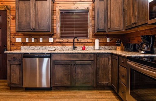 Reeds Spring Casa | ¡Timber Trails South-Hot Tub en tu terraza trasera! Cerca de piscina, voleibol de arena.