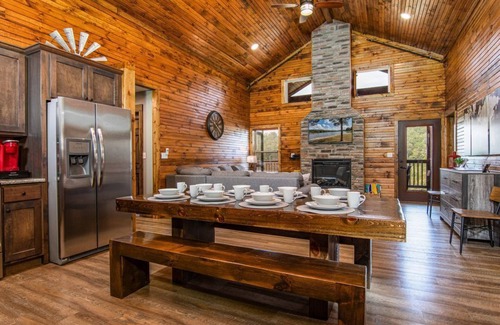 Reeds Spring Casa | ¡Timber Trails South-Hot Tub en tu terraza trasera! Cerca de piscina, voleibol de arena.
